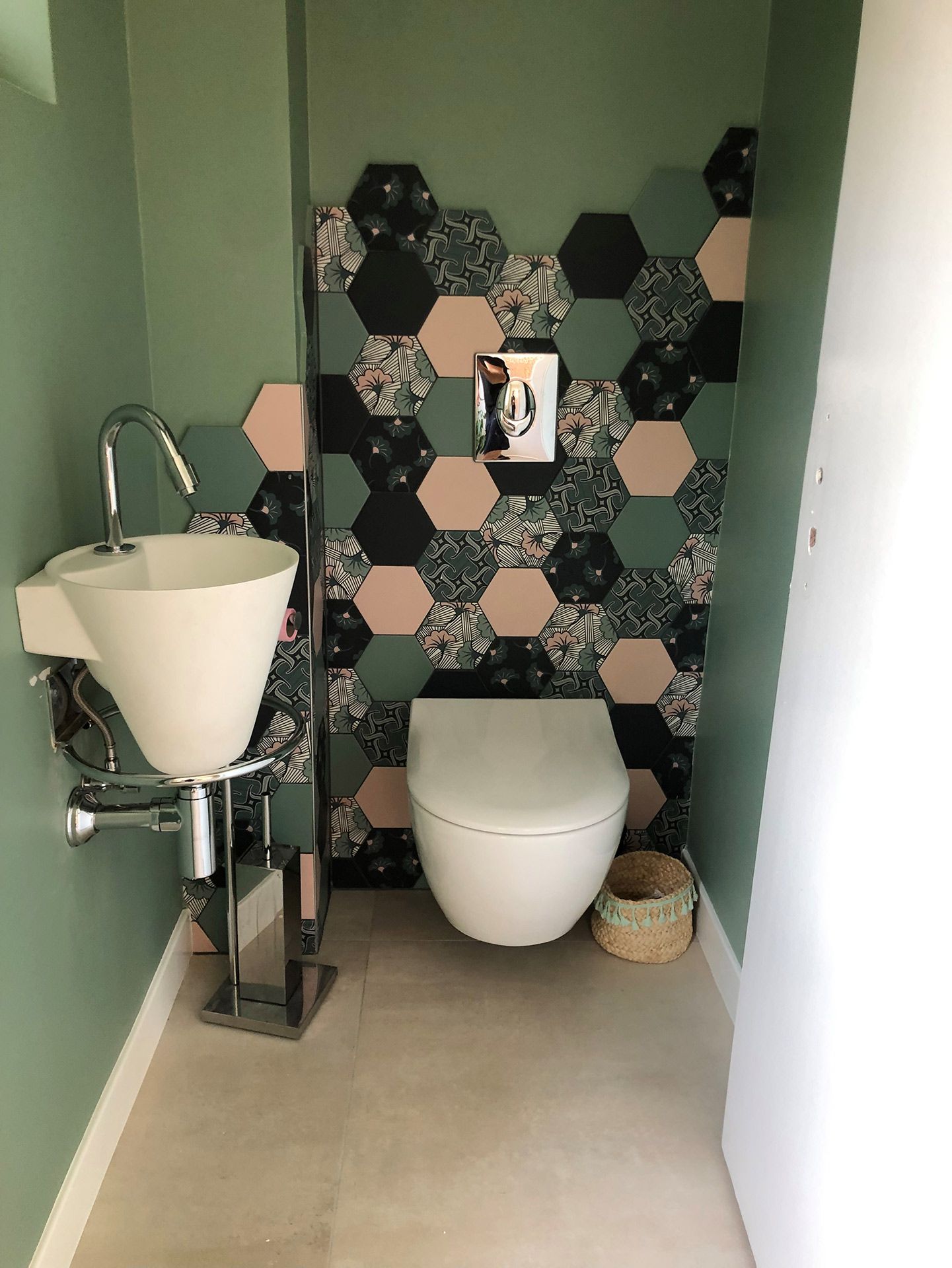 jcs_plomberie_renovation_pose_wc_suspendu_carrelage_mosaique_moderne