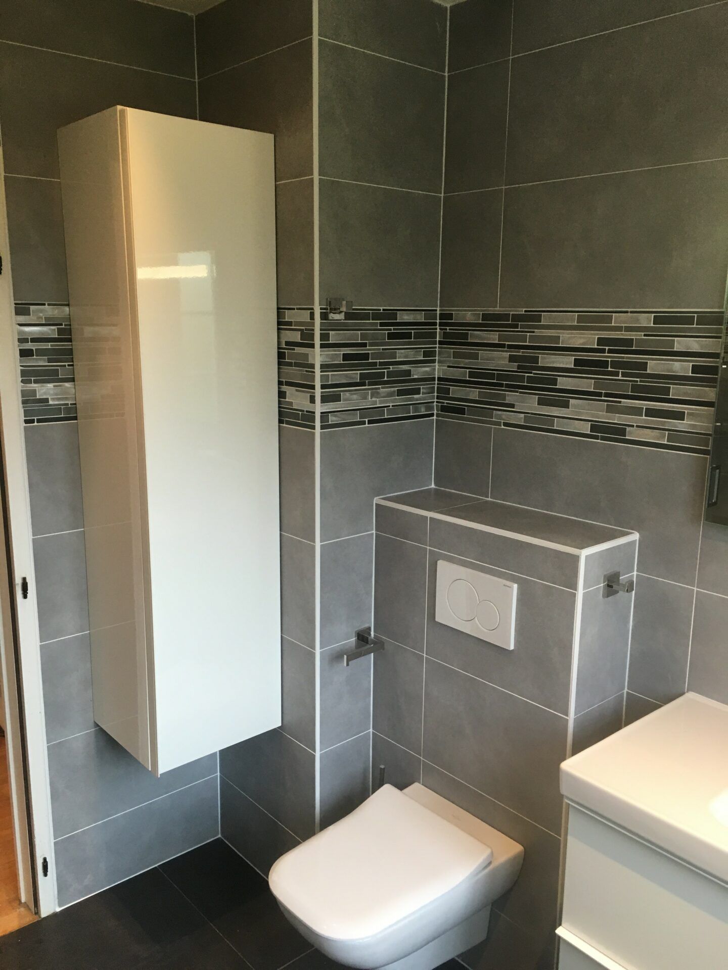 salle_de_bain_moderne_carrelage_gris_wc_suspendu_jcs_renovation